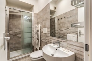 Shower, rainfall showerhead, free toiletries, hair dryer - Villa della Fonte - Trastevere (Rome)