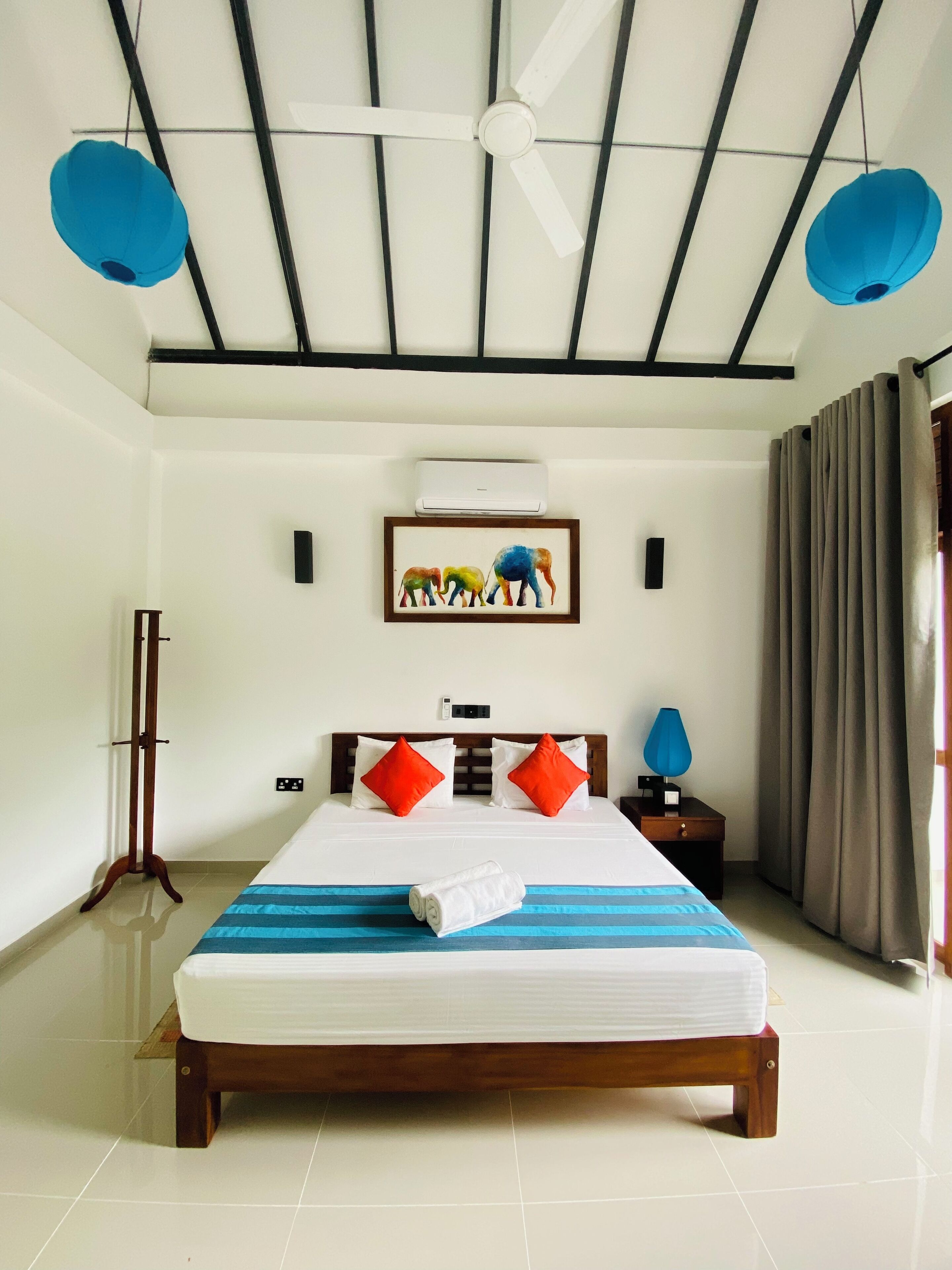 Quarto casal standard | Cofres nos quartos, quartos à prova de som, roupa de cama