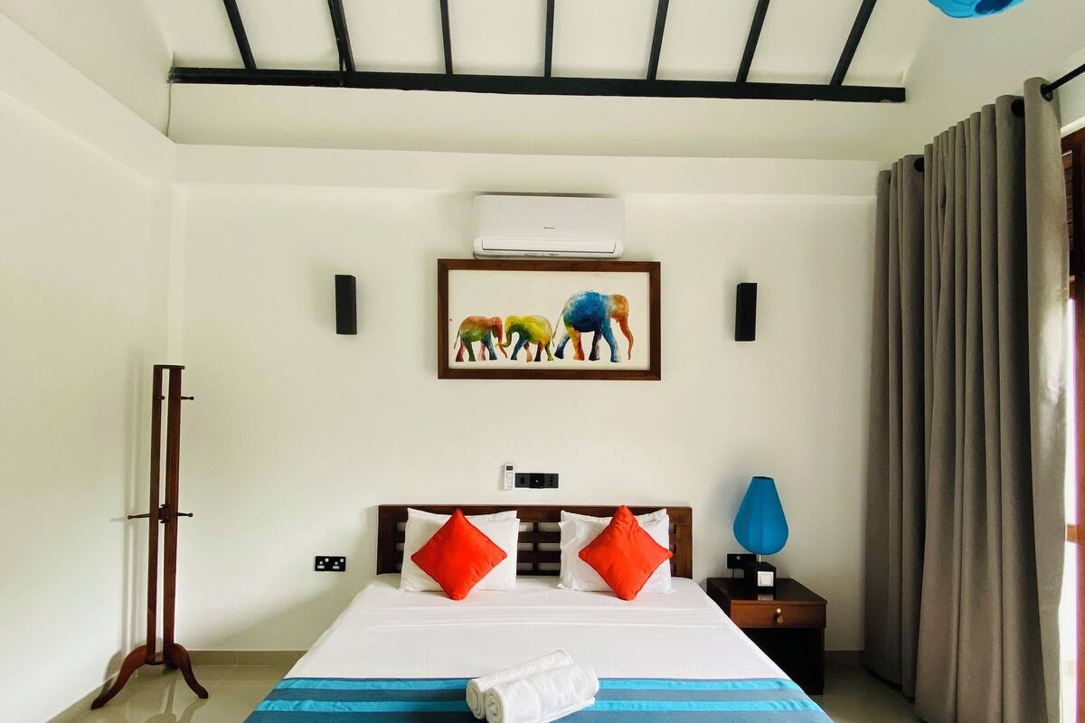Standard Double Room | In-room safe, soundproofing, bed sheets
