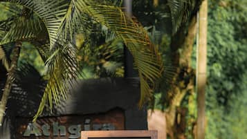 Breakfast, lunch, dinner served; local and international cuisine