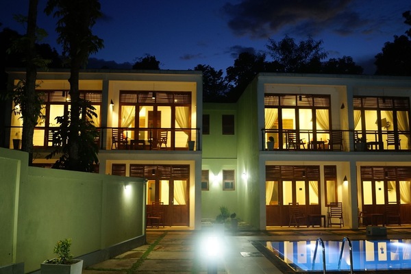 Vista frontal de la propiedad por la tarde o noche