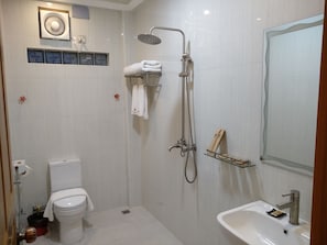 A modern bathroom with a toilet, a shower, and a sink. - Kantel Hotel (Mandalay)