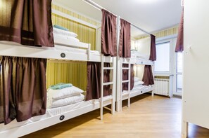 Shared Dormitory, Mixed Dorm (3 beds) | Peti besi dalam bilik, langsir/tirai gelap terus, kalis bunyi 