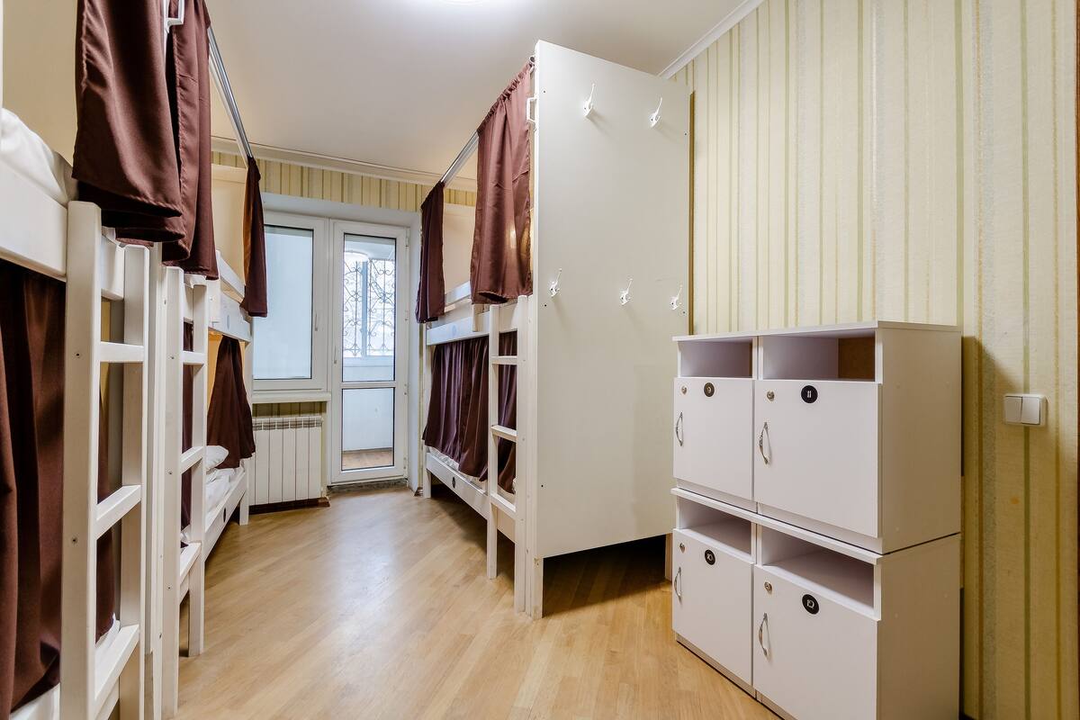 Fælles sovesal - mænd/kvinder (3 beds) | Pengeskab på værelset, mørklægningsgardiner, lydisolering