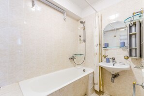 Shared Dormitory, Mixed Dorm (8 beds) | Bilik Mandi | Kelengkapan dandanan diri percuma, pengering rambut, tuala disediakan 