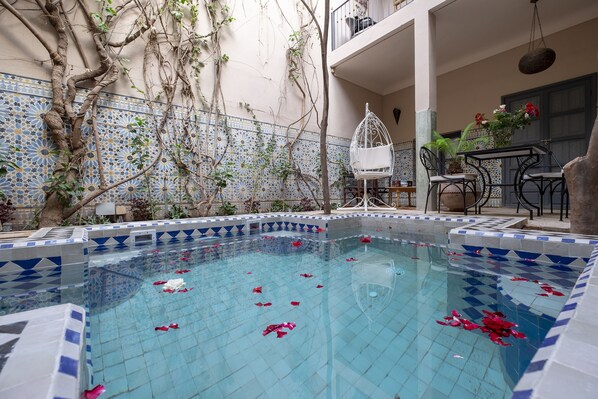 Outdoor pool, pool loungers - Riad Adrar (Marrakech)