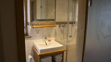 Familienzimmer | Badezimmer | Dusche, Haartrockner, Handtücher