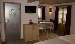 Family Room | Room amenity