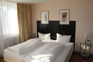 Double Room | In-room safe, desk, blackout curtains, rollaway beds - Hotel am Kurpark (Villingen-Schwenningen)