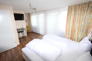 In-room safe, desk, blackout curtains, rollaway beds - Hotel am Kurpark (Villingen-Schwenningen)