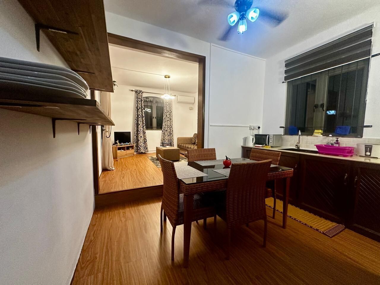 Departamento exclusivo, 2 habitaciones, vista al jardín | Cocina privada | Refrigerador con congelador, microondas, horno y parrilla de estufa 