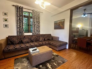 Departamento exclusivo, 2 habitaciones, vista al jardín | Área de sala de estar | Smart TV y reproductor de DVD 