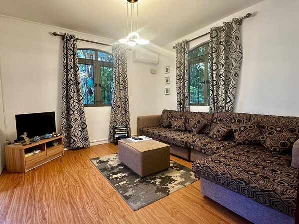 尊爵公寓, 2 間臥室, 花園景觀 | 起居區 | 智慧型電視、 DVD 播放機