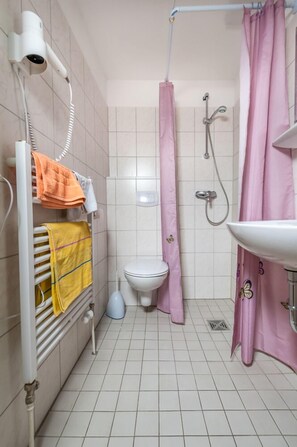 Basic Single Room, 1 Bedroom | Bathroom - Gästehaus Sulsdorf (Fehmarn)