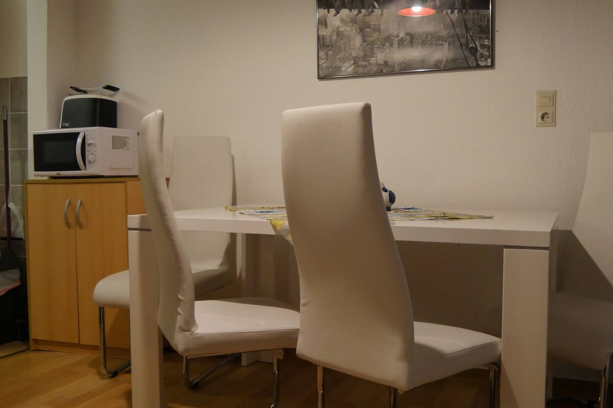 Familienapartment, 3 Schlafzimmer | Essbereich im Zimmer