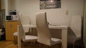 Family Apartment, 3 Bedrooms | In-room dining - Gästehaus Sulsdorf (Fehmarn)