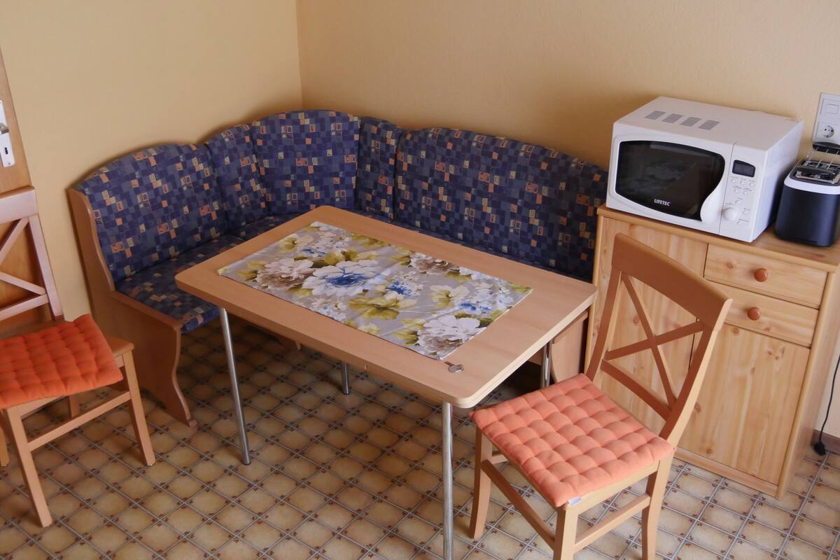 Junior-Apartment, 2 Schlafzimmer | Essbereich im Zimmer