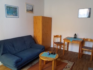 Estudio básico, 1 habitación | Área de sala de estar | Televisión de pantalla plana 