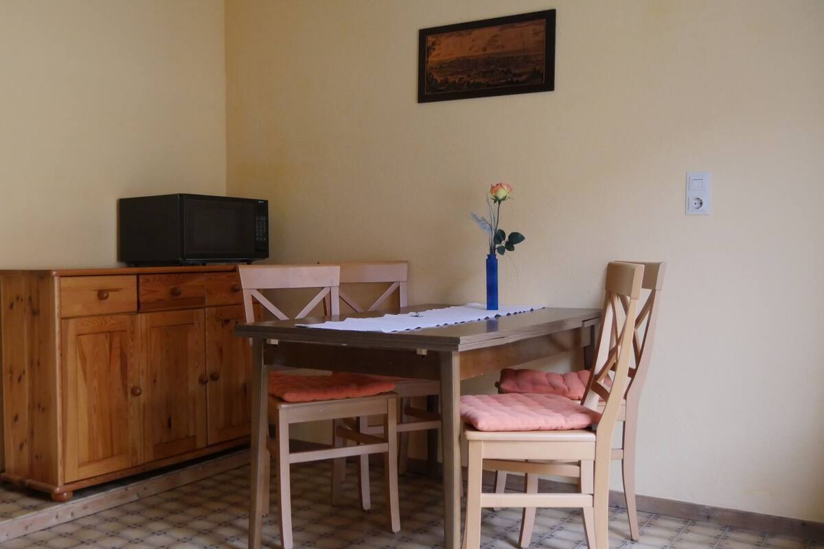 Basic-Apartment, 2 Schlafzimmer | Essbereich im Zimmer