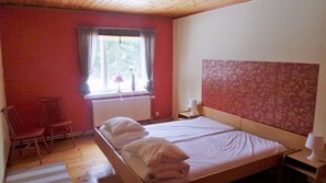 Escritorio, sistema de insonorización y tabla de planchar con plancha 