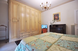 Apartment, 1 Bedroom | 1 bedroom, cots/infant beds, free WiFi, bed sheets