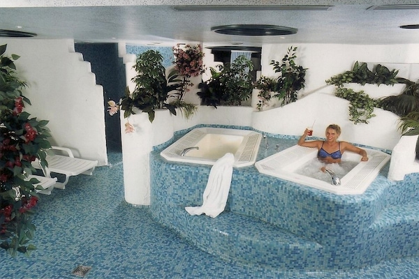 Indoor spa tub