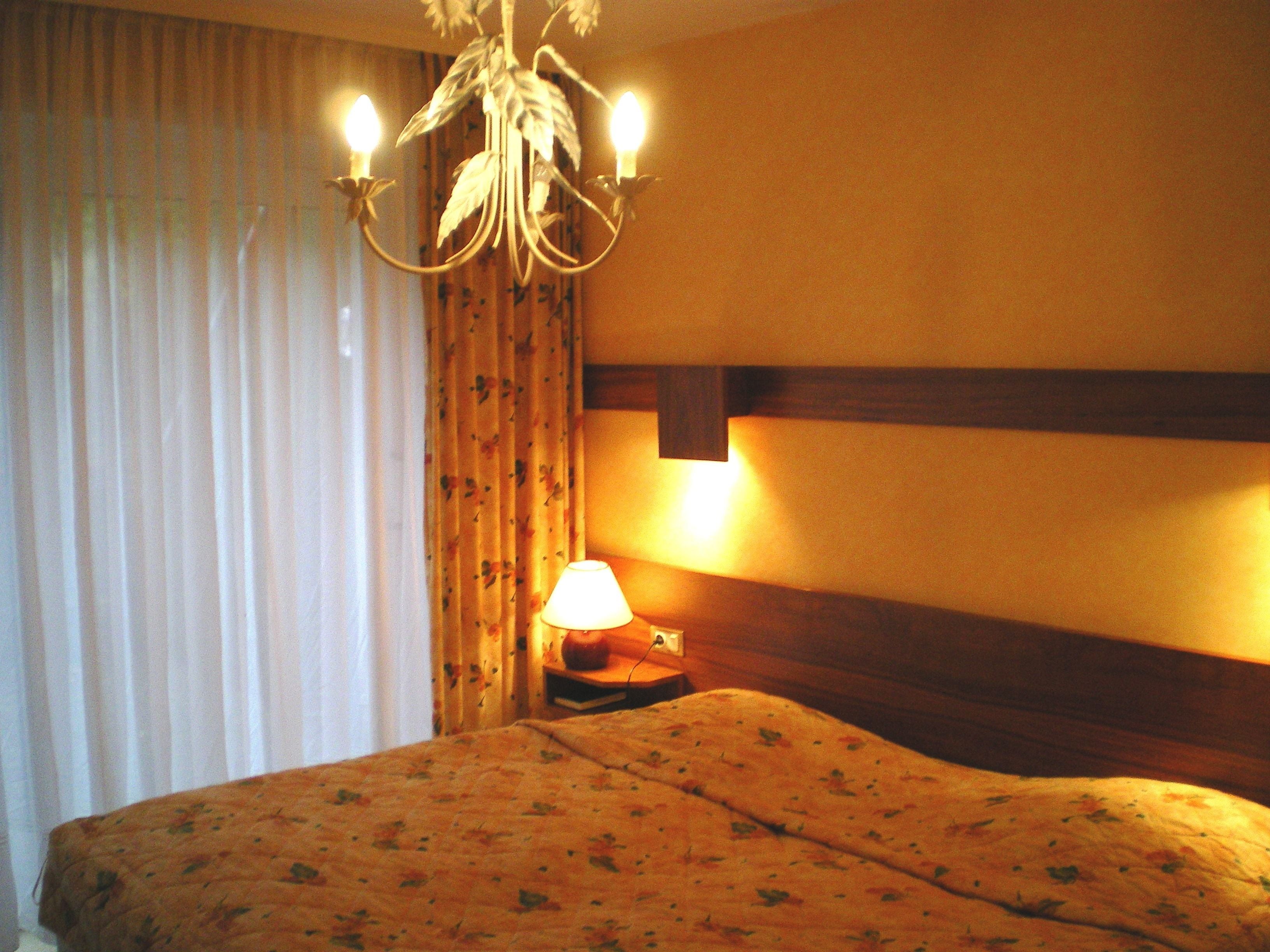 twin room | desk, free wifi, bed sheets