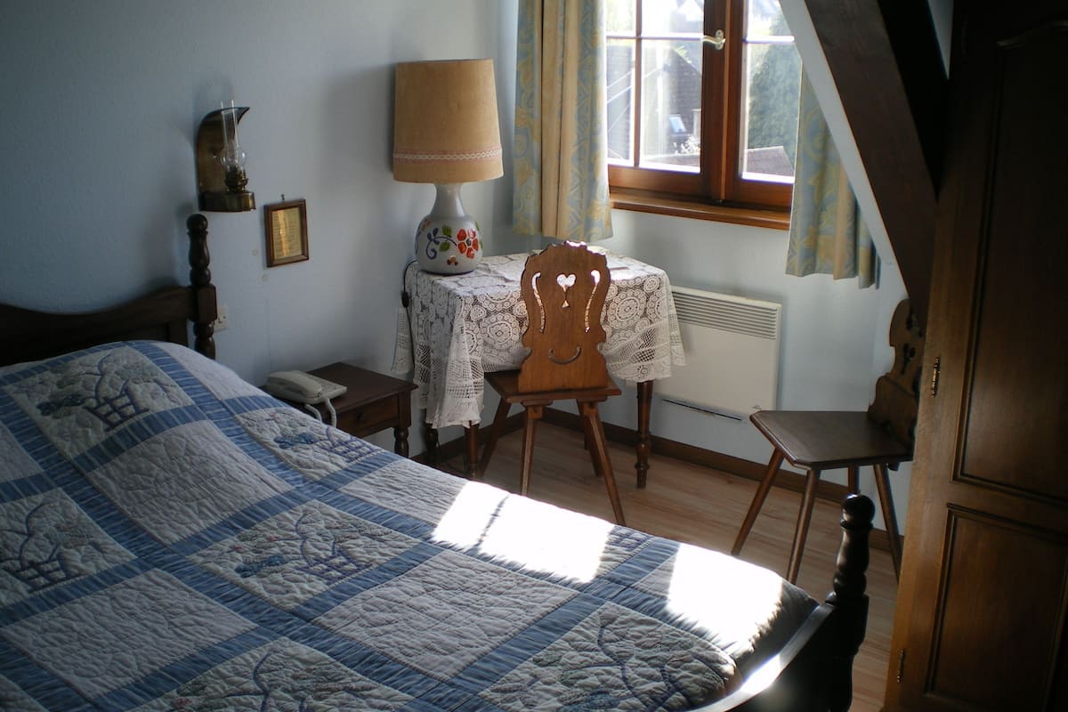 Escritorio, wifi gratis y ropa de cama 