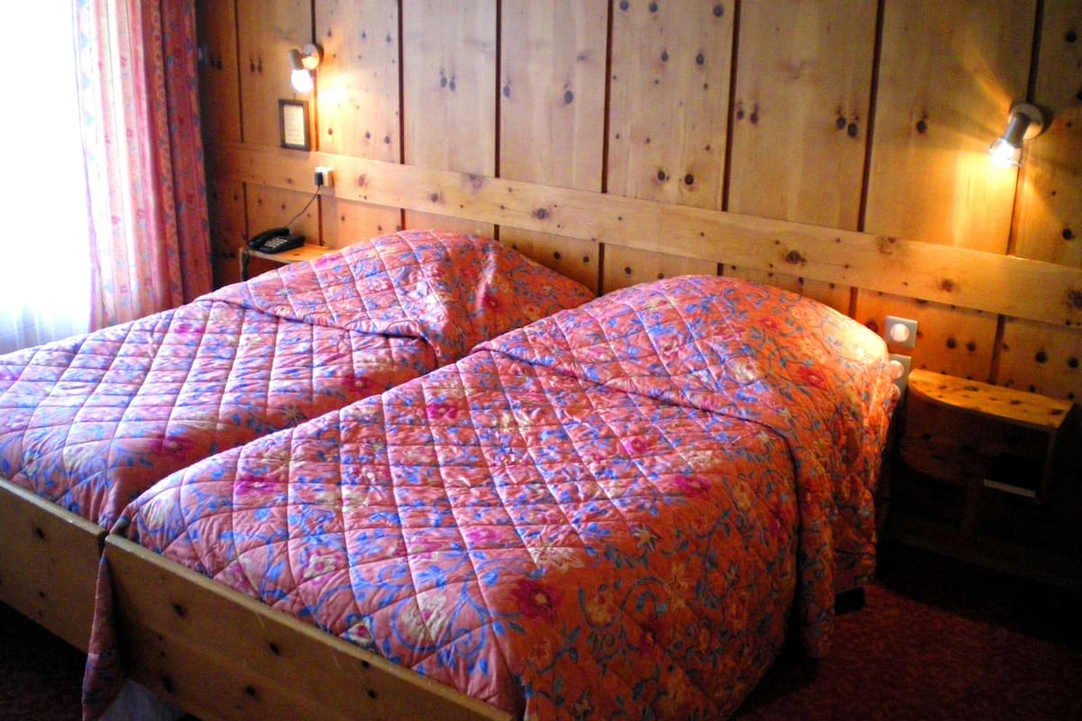 Escritorio, wifi gratis y ropa de cama 