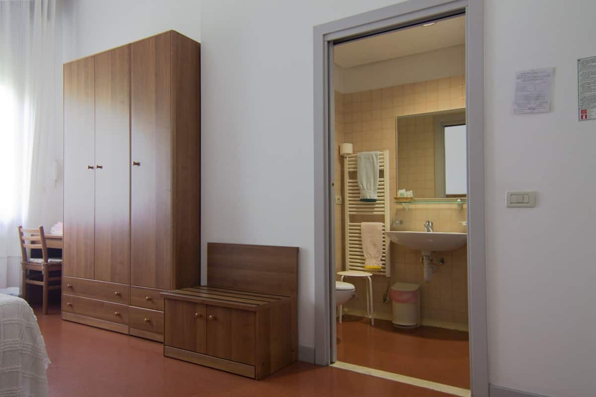 Shower, free toiletries, towels