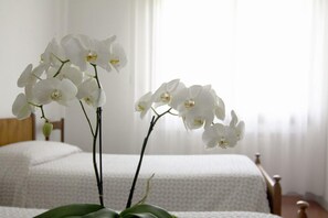 Skrivebord, blendingsgardiner og barnesenger (inkludert)