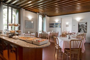 Colazione a buffet inclusa, servita tutte le mattine 