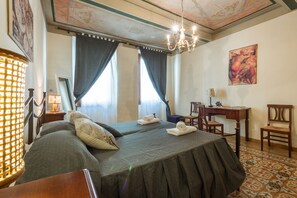 2 habitaciones, tabla de planchar con plancha, cunas y wifi gratis 