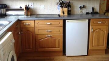 Cottage, Multiple Beds | Private kitchen | Fridge, microwave, oven, stovetop