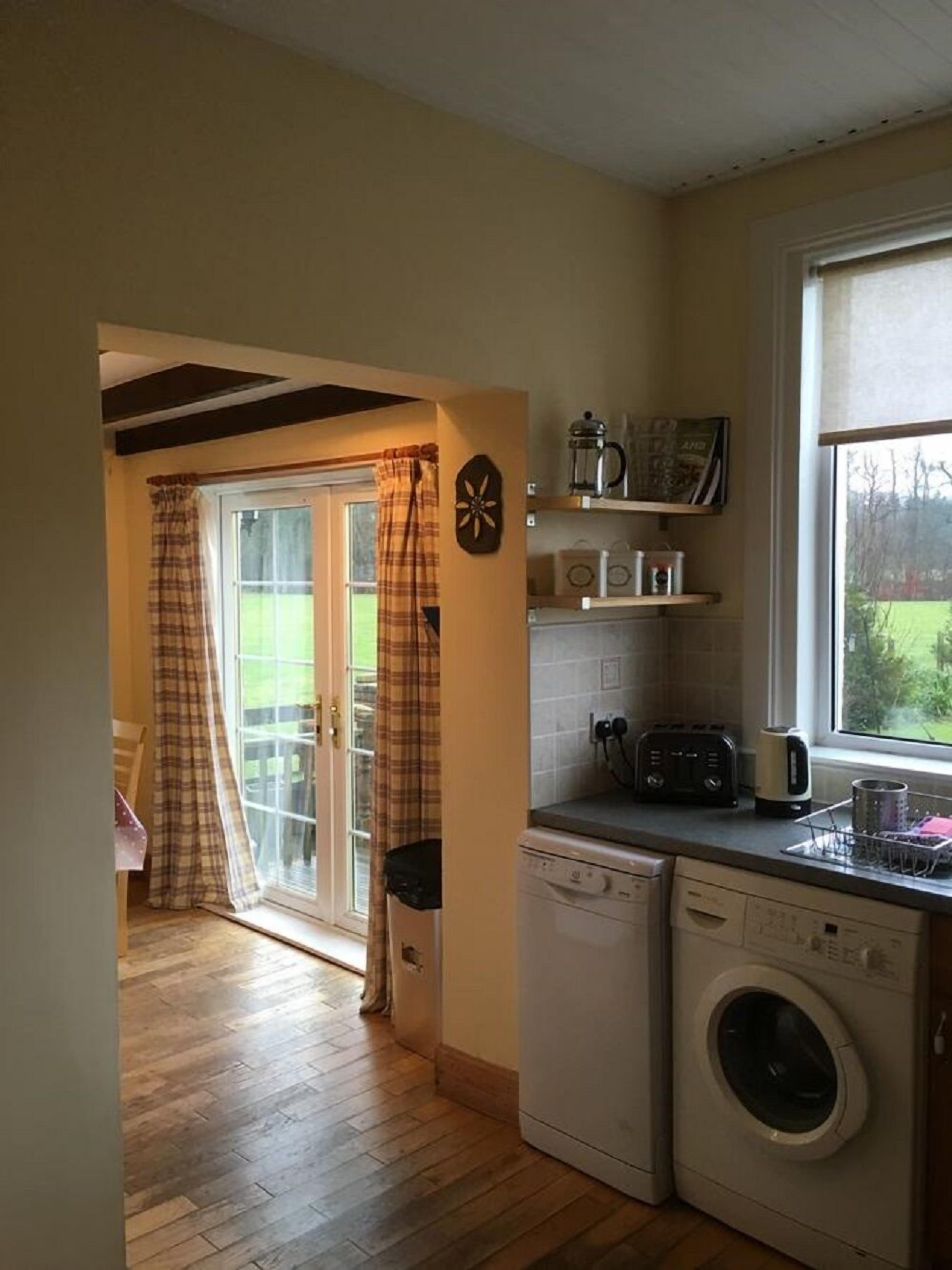 Cottage, Multiple Beds | Private kitchen | Fridge, microwave, oven, stovetop