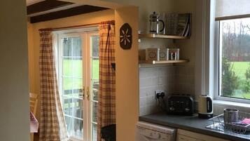 Cottage, Multiple Beds | Private kitchen | Fridge, microwave, oven, stovetop