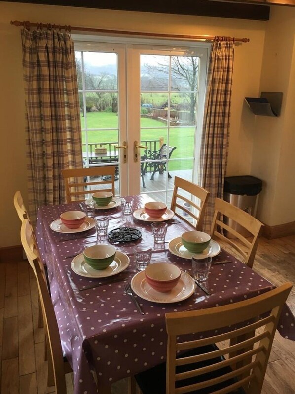 Cottage, Multiple Beds | In-room dining