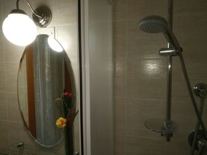 Family Triple Room, Balcony | Bathroom - B&B Vento di Terra (Gaeta)