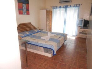 Quarto standard, 1 cama King | Escrivaninha, roupa de cama