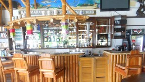 Eine Bar mit Holzkleiderung und einer Theke.