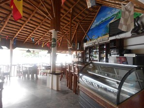 Breakfast, lunch served; local and international cuisine, ocean views 