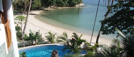 Piscine extérieure, parasols de plage, chaises longues