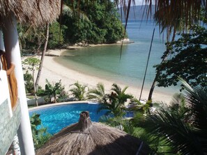 Piscina externa, funciona das 6h às 23h, guarda-sóis, espreguiçadeiras