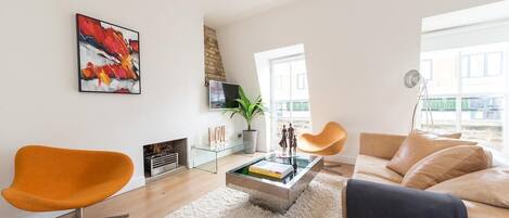 Smart TV, fireplace