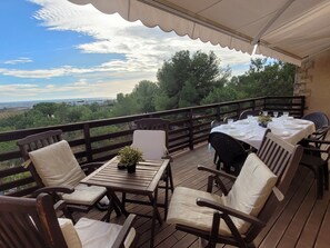 Outdoor dining - Horsefarm apartment: swimming pool, sea views, Wifi & airconditioning (Vilanova i la Geltrú)