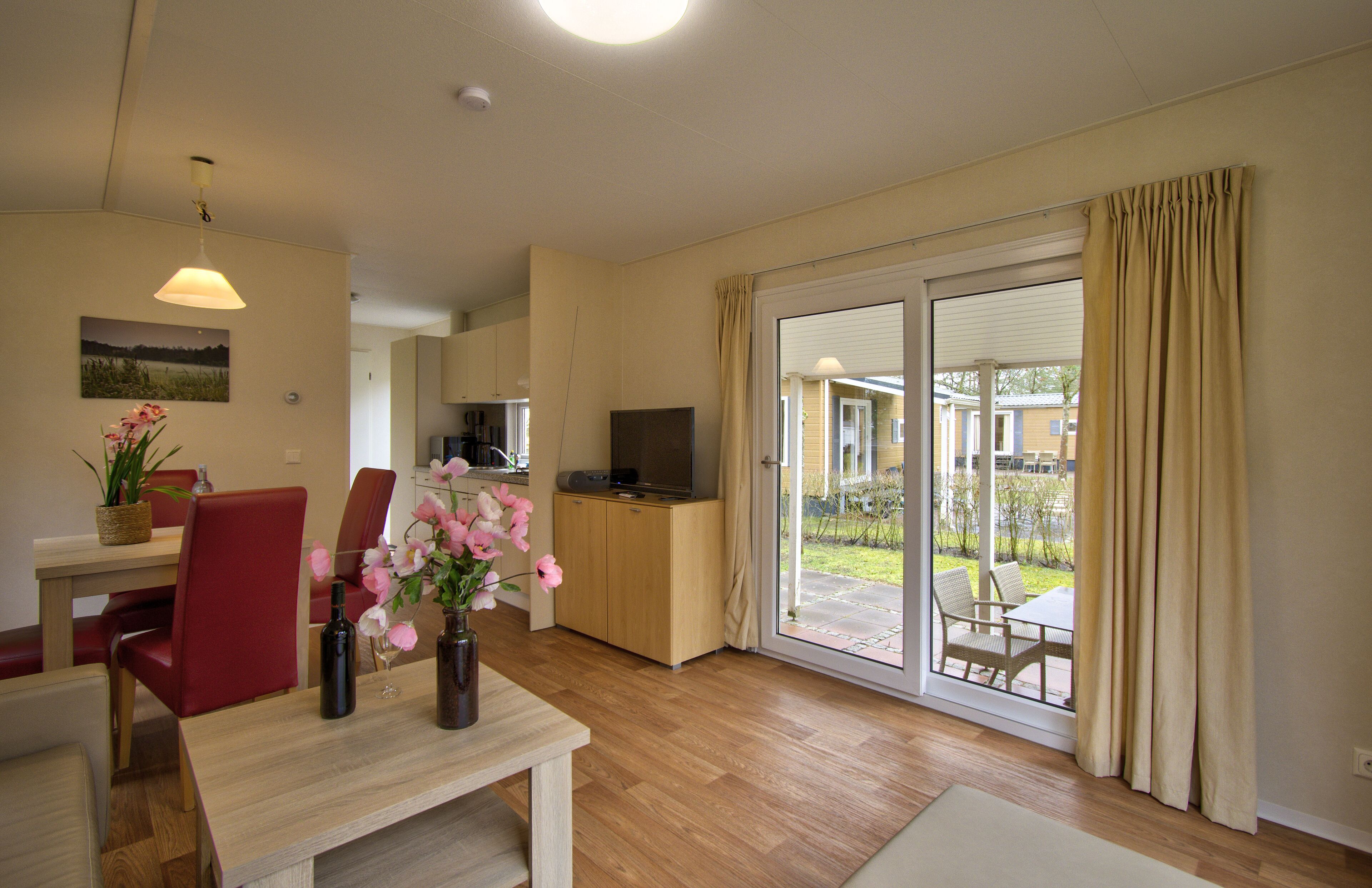 Casa rodante Confort, 2 habitaciones | Área de sala de estar | Televisión de pantalla plana 