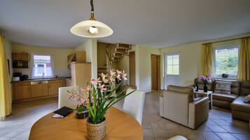 Comfort Mobile Home, 2 Bedrooms, Non Smoking, Resort View | Makan dalam bilik