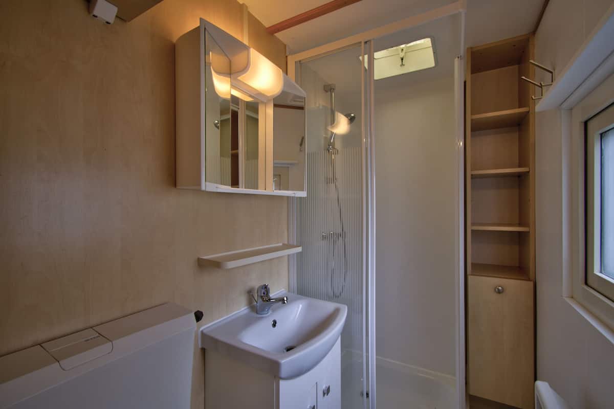 Mobile Basic-Unterkunft, 2 Schlafzimmer | Badezimmer | Dusche