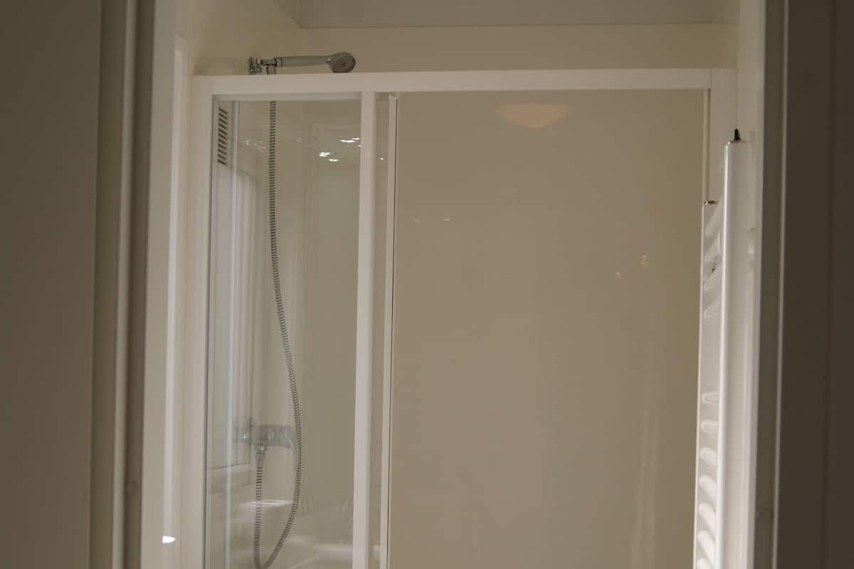 Mobile Comfort-Unterkunft, 2 Schlafzimmer | Badezimmer | Dusche