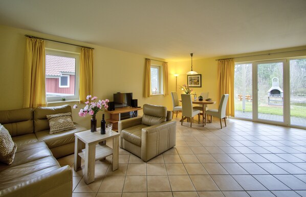 Comfort Mobile Home, 2 Bedrooms, Non Smoking, Resort View | Living area